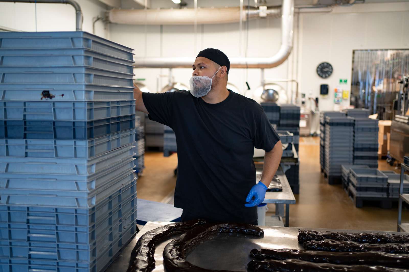 Patrick Samontanez har arbejdet på fabrikken et par måneder og er indtil videre begejstret. “Der er et godt arbejdsmiljø, og jeg oplever, at alle vil hjælpe mig, når jeg som ny har mange spørgsmål,” siger han. Patrick, som står i den økologiske afdeling, arbejder med lakridsen i hånden for at give produktet mere tekstur og luft. Det findes i en sød og salt version og bliver solgt som stænger. 
