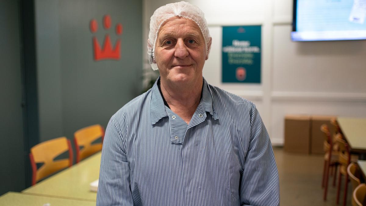 Tillidsrepræsentant Vagn Olesen er oprindeligt uddannet murer, men han blev, som mange andre, hængende på slagteriet. “Vi har meget forskellige baggrunde og uddannelser, og det giver noget dynamik i arbejdsgruppen. Jeg bruger det meste af min energi på kollegernes trivsel. Jeg går op i, at de har det godt. Vi laver en masse skæg med hinanden, og i december har vi julekalender, hvor vi trækker lod mellem arbejdsnumrene,” fortæller han. 