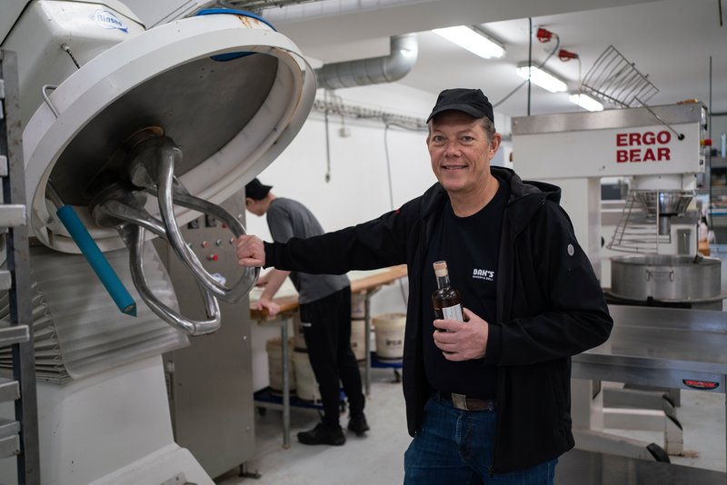 Direktør og bagermester Carsten Bjørn Bak Matthiesen har købt store lokaler til bageriets produktion på 500 kvadratmeter. De har fået byggetilladelsen, så de kan bygge 300 kvadratmeter mere til køle-og fryseskabe, som de i dag lejer sig til. 