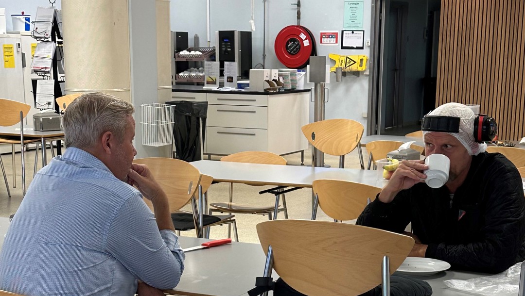 Det blev til nogle gode snakke, da næstformand Jim Jensen besøgte kantinen på Danish Foods Svenstrup