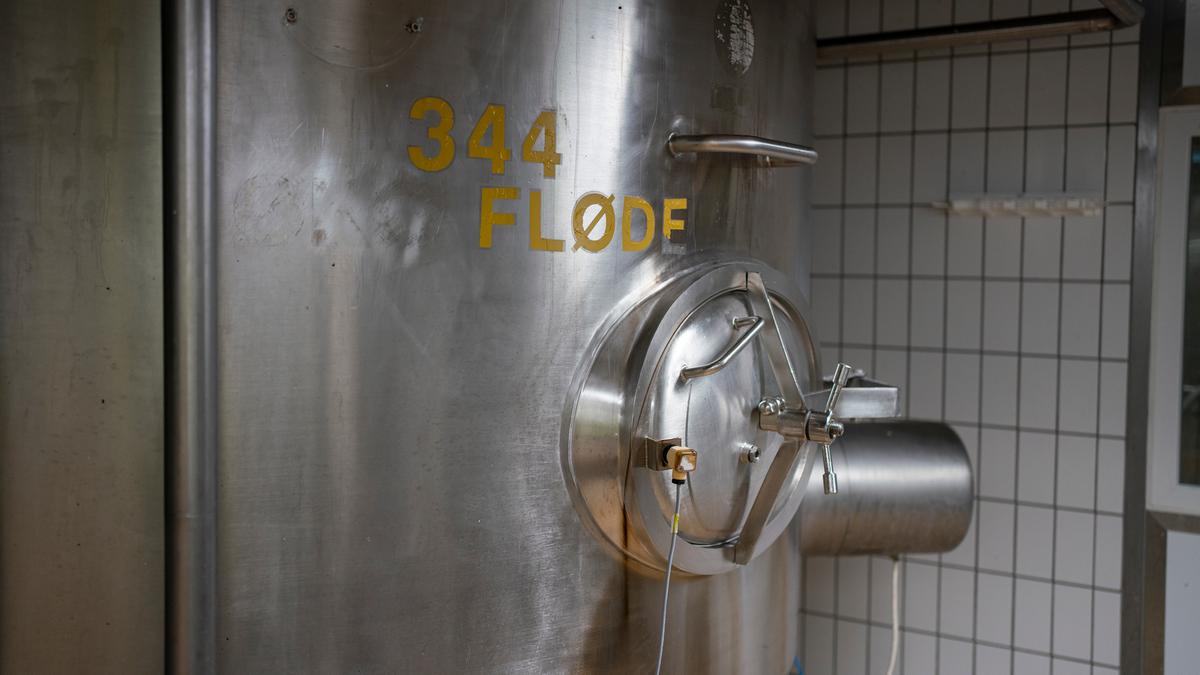Mejeriet har fire tanke til fløde - hver rummer 15 tons. Hele året frafører Slagelse mejeri 150-200 tons fløde om ugen. De sender det blandt andet til Holstebro Mejeri, som laver flødeoste og smør. Men op til jul har de helt andre planer med fløden, som de blandt andet har brug for til deres risalamande. Når sæsonen er på sit højeste, beholder de selv deres fløde og får oven i købet tilført omkring 570 tons fløde. 