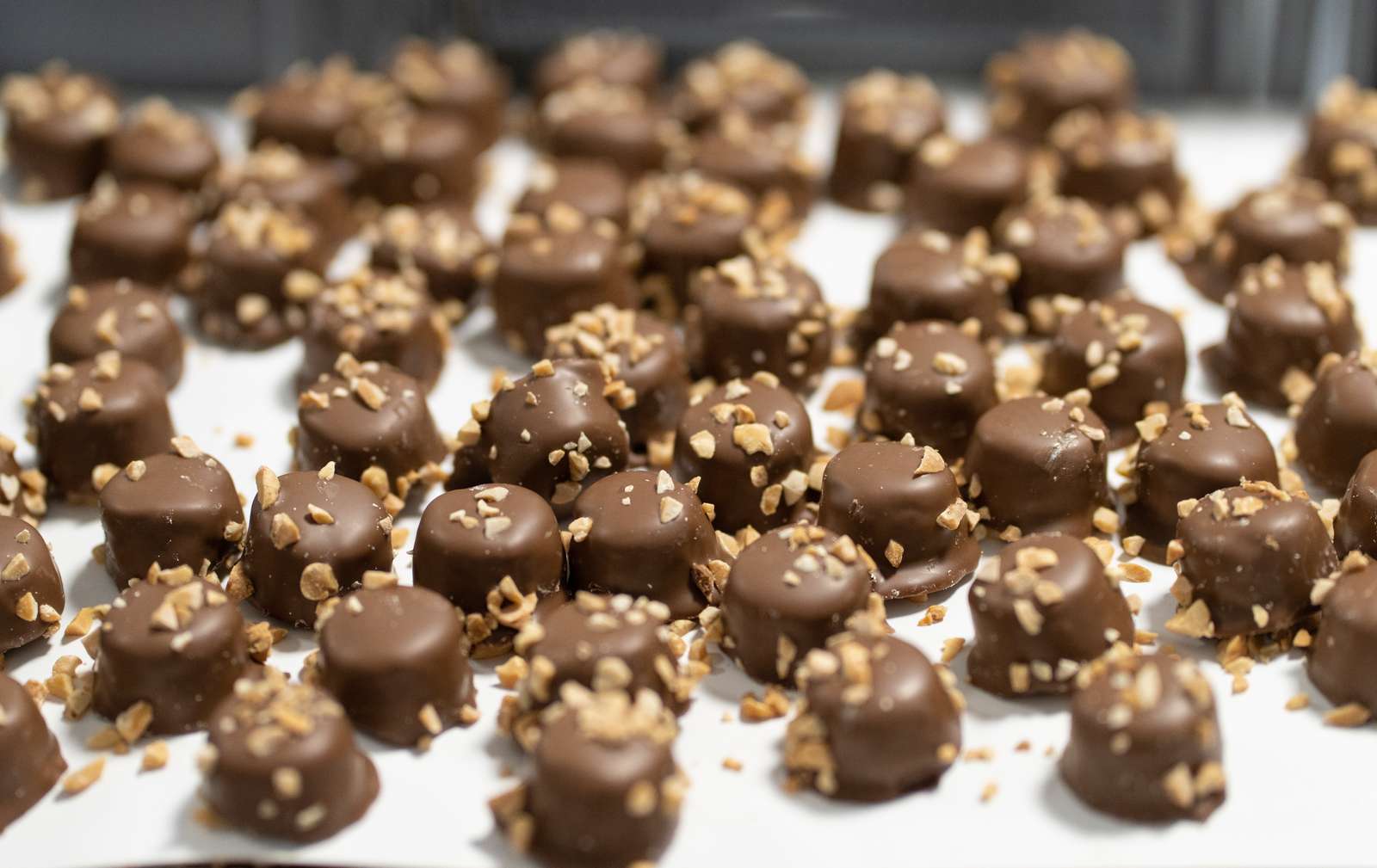Chokoladebranchen rammes jævnligt af nye trends. Hvor chokoladen for nogle år siden gerne skulle have fyld med smag af lakrids, er det nu især saltkaramel, som forbrugerne gerne vil have.