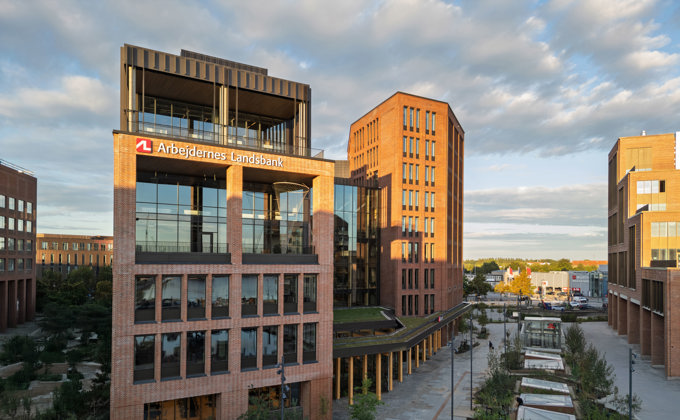 /media/3bclahpn/al-bank-arbejdernes-landsbank-hus.jpg?rxy=0.27493553698230294,0.29019527081996166&width=680&height=420&v=1dc474bce326240