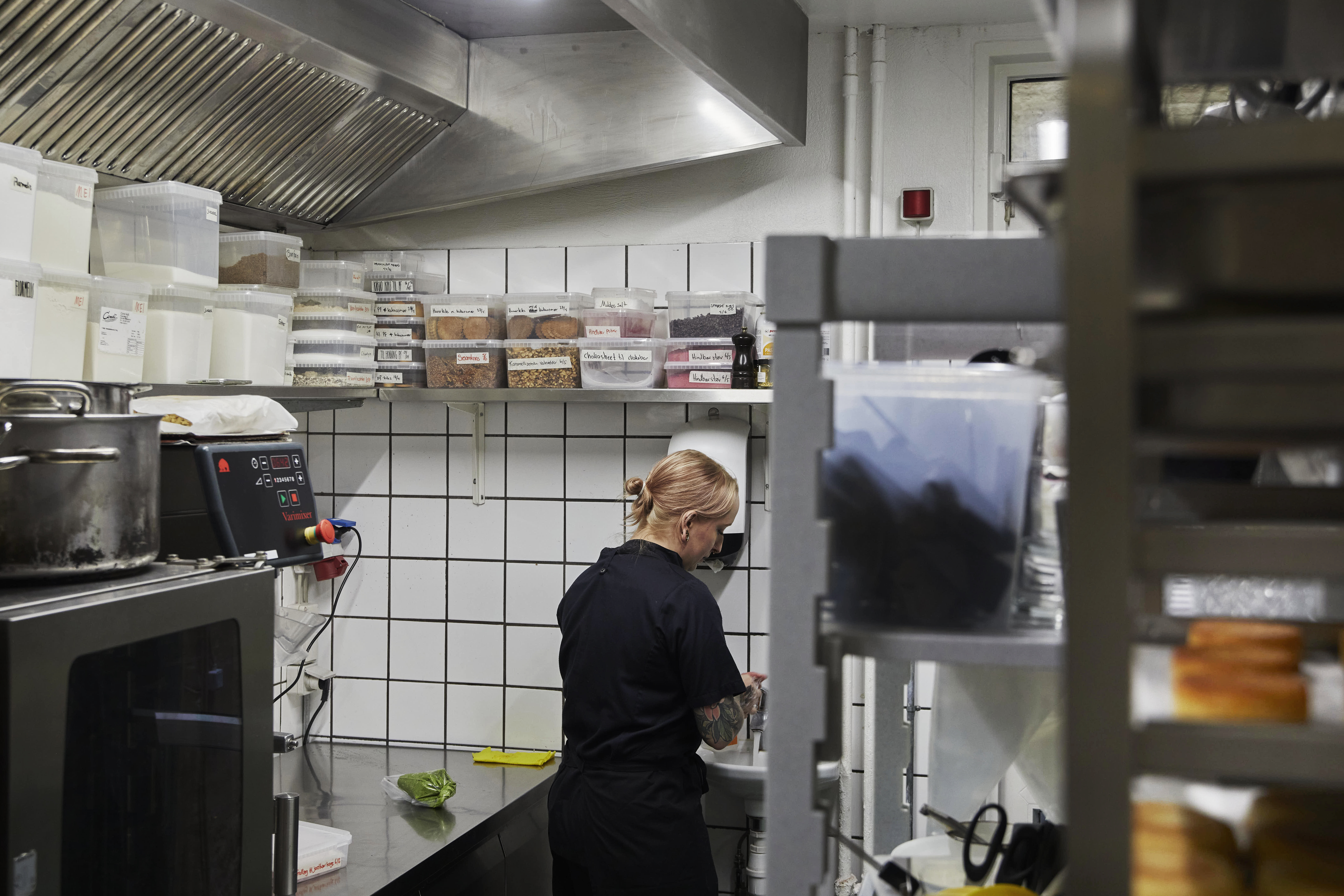 Ligesom der ikke er meget plads i konditoriet, er køkkenet meget lille. Maks 30 kvadratmeter har Line, to andre konditorer og to konditorlærlinge at boltre sig på. 