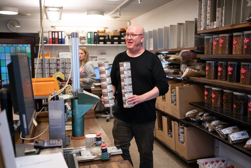 Det største, Lasse Berg nogensinde har oplevet, var, da guitaristen i heavy metalbandet Metallica, Kirk Hammett, kom ind i butikken på Strøget i København for at købe Cubanske cigarer. Lasse introducerede ham for en masse andet fra Cuba og endte med at få fribilletter til Metallicas koncert i Forum i 1997 og en personlige hilsen ”Thank you for the good cigarservice.”