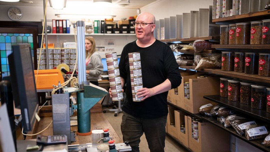 Det største, Lasse Berg nogensinde har oplevet, var, da guitaristen i heavy metalbandet Metallica, Kirk Hammett, kom ind i butikken på Strøget i København for at købe Cubanske cigarer. Lasse introducerede ham for en masse andet fra Cuba og endte med at få fribilletter til Metallicas koncert i Forum i 1997 og en personlige hilsen ”Thank you for the good cigarservice.”