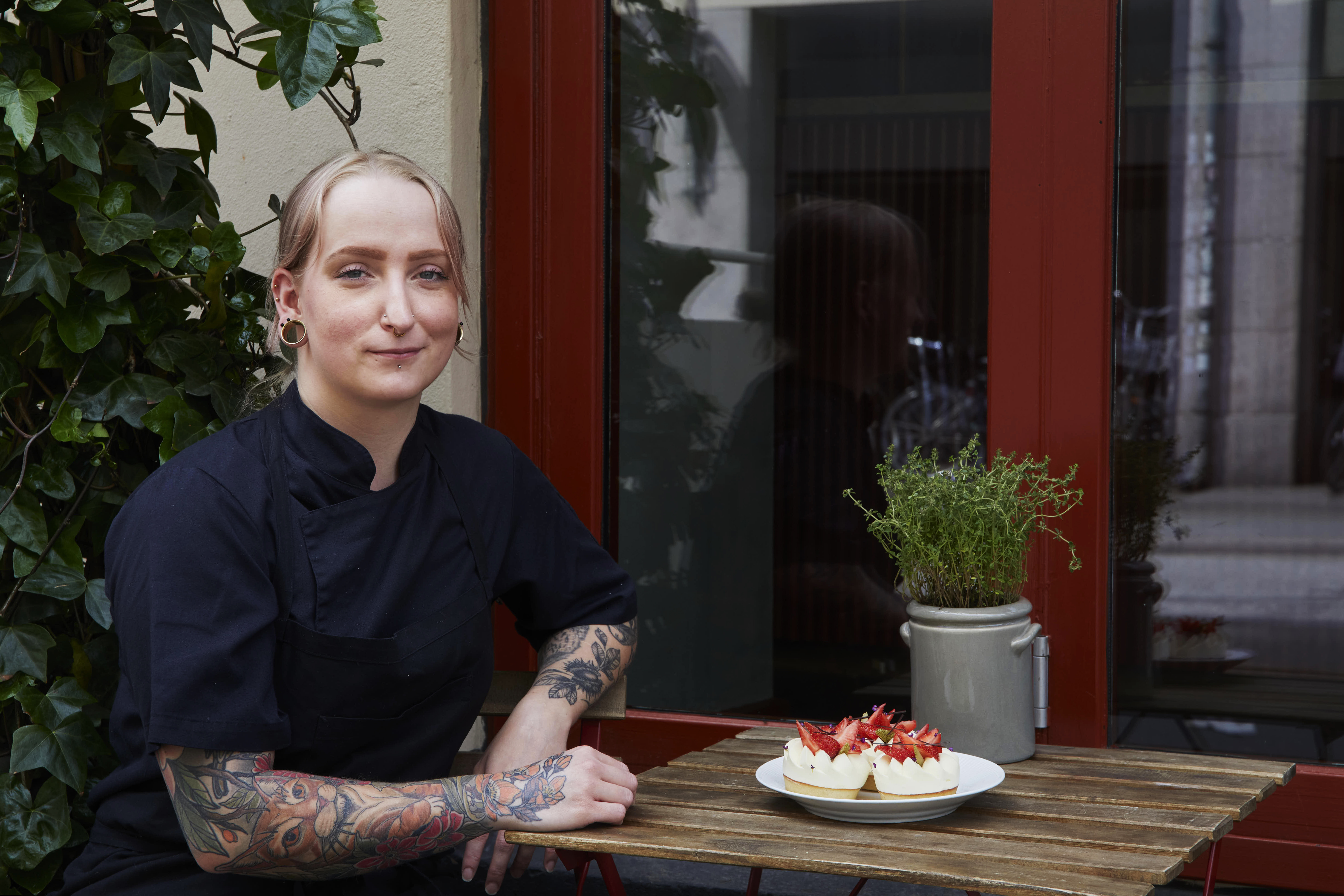Konditorchef Line Wolter med de færdige jordbærkager. Siddepladsen udenfor er konditoriets eneste, for det er meget lille. “Vi har ingen siddepladser indenfor, og det er lidt ærgerligt. Derfor har vi netop lavet en aftale med bistroen inde ved siden af om, at man kan købe kagerne hos dem og sidde derinde,” siger hun.   