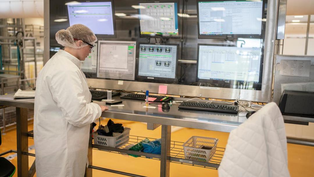 Meget af Cecilies arbejde som mejerist foregår via overvågning på computeren. 