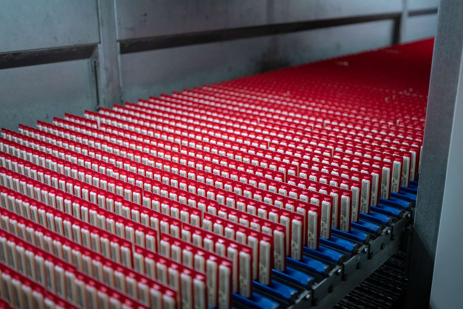 I 2020 investerede Arla i en ny italiensk fyldemaskine, så der kan skrues yderligere op for produktionen af ostehaps, når behovet opstår. Corona forsinkede arbejdet med at få maskinen i drift, da teknikerne fra Italien ikke kunne komme til Danmark i en længere periode, men nu kører den endelig. Nu kan mejeriet producere op imod en halv million ostehaps i døgnet. Derfor kan de nu nøjes med at køre produktion i døgndrift fra mandag til fredag, hvorefter fyldemaskinen står stille weekenden over.