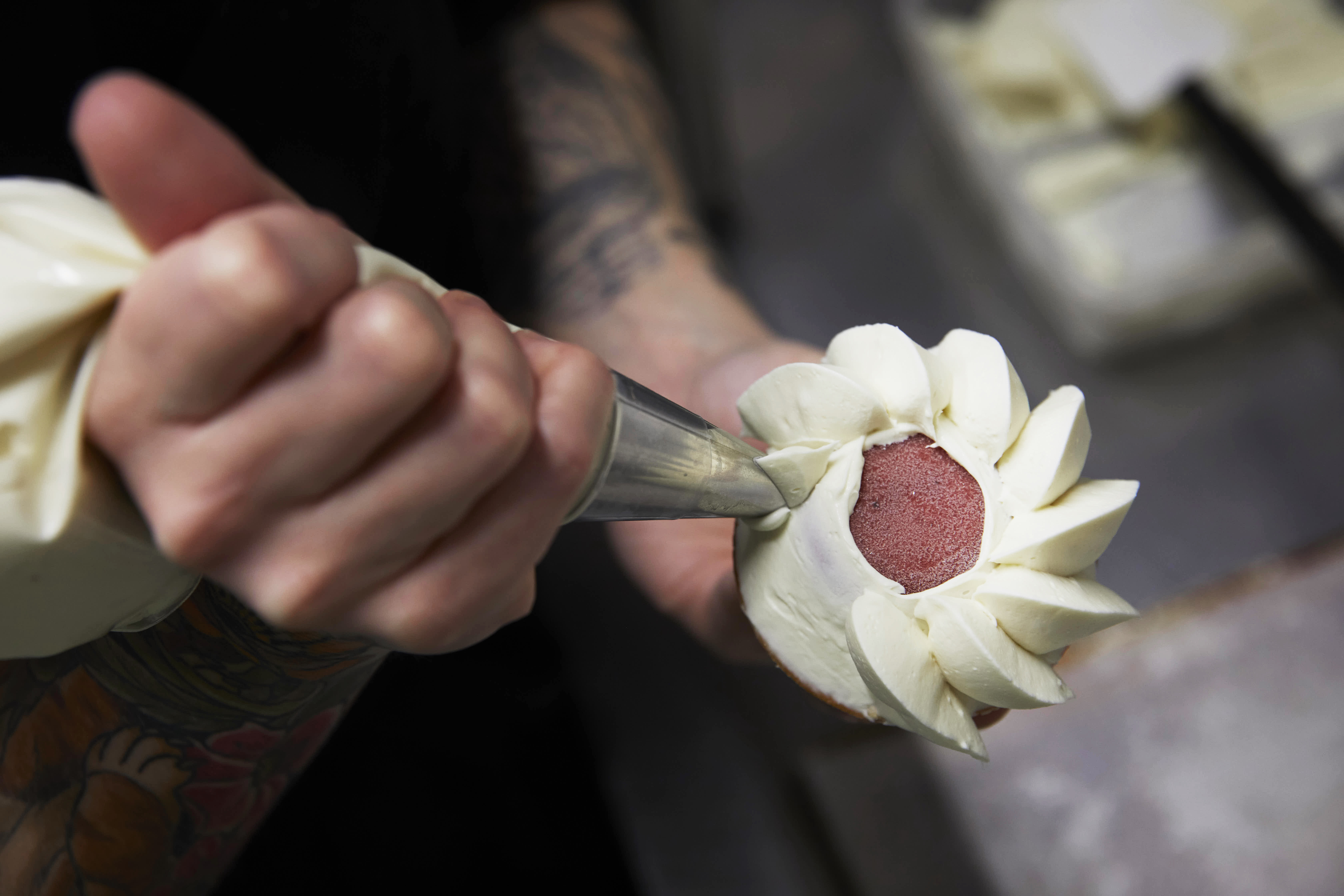 Frysningen af kagerne er nødvendig for at cremen, der er lavet på hvid chokolade og mascarpone, kan smøres på. Hvis kagen ikke er helt kold, ryger basilikum-indlægget ud i cremen. 