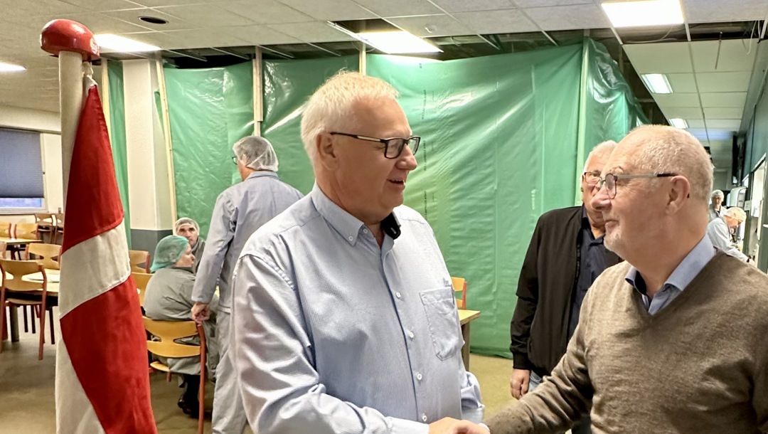 Ole Wehlast ønsker Gert Kristen tillykke med 40 års jubilæet hos Danish Crown i Herning