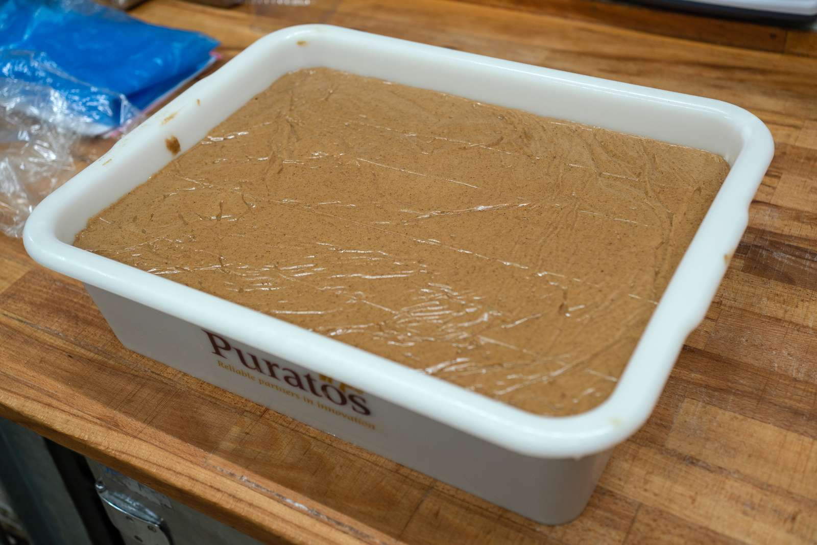 Når ingredienserne er rørt sammen til en dej, kommer den på køl i ca. en uge.  “Honning er ikke kompliceret at arbejde med, men der er regler. Dejen skal stå på køl, fordi der sker en nødvendig fermenteringsproces,” siger bagermester Erik Jensen Ellitsgaard. 