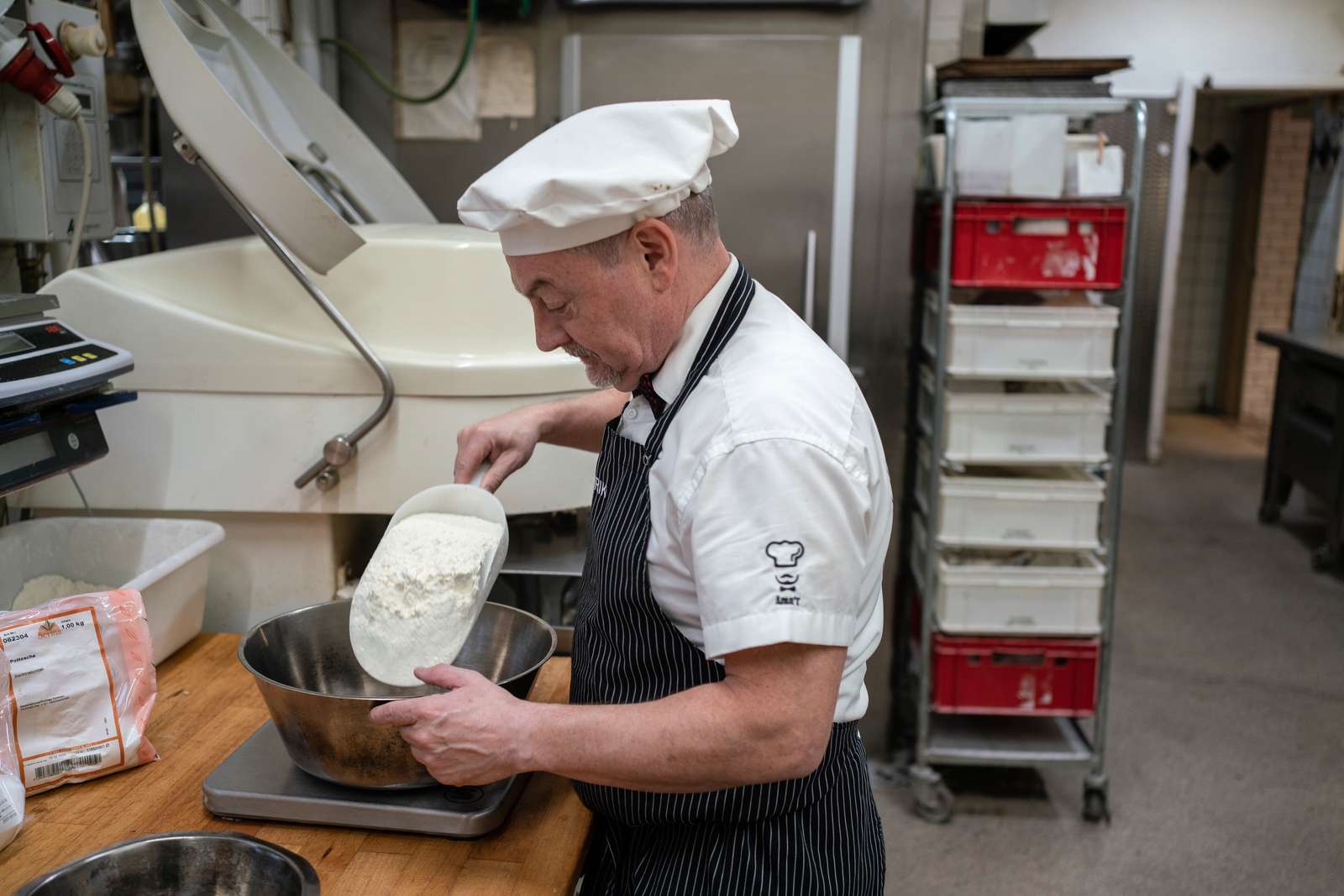 Bagermester Erik Jensen Ellitsgaard starter med at veje mel af. Herefter tilsættes potaske og hjortetaksalt, som får honninghjerterdelen til at hæve.  