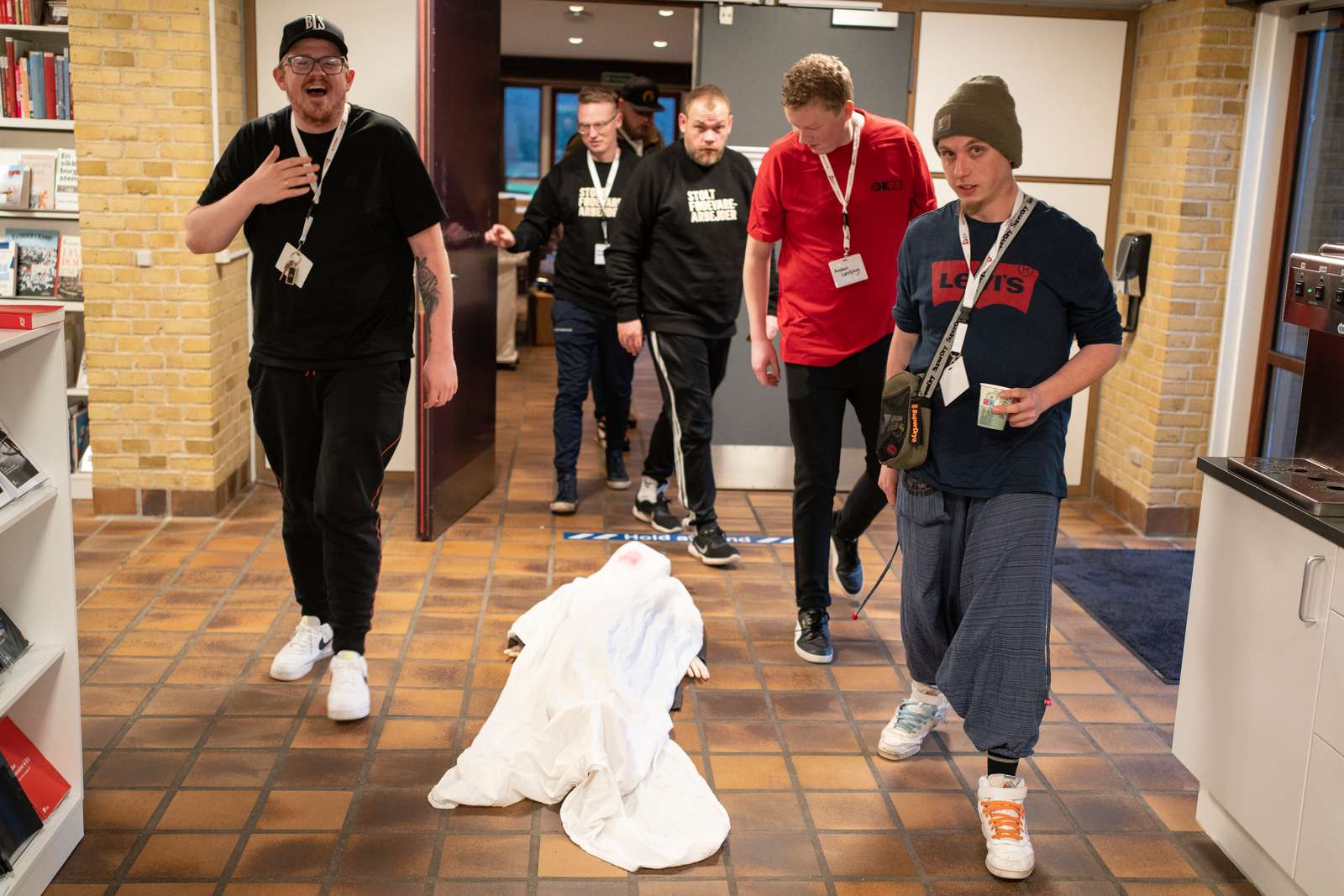 For at ryste deltagerne lidt sammen, blev de opdelt i grupper og bedt om at hjælpe med at opklare et mord.