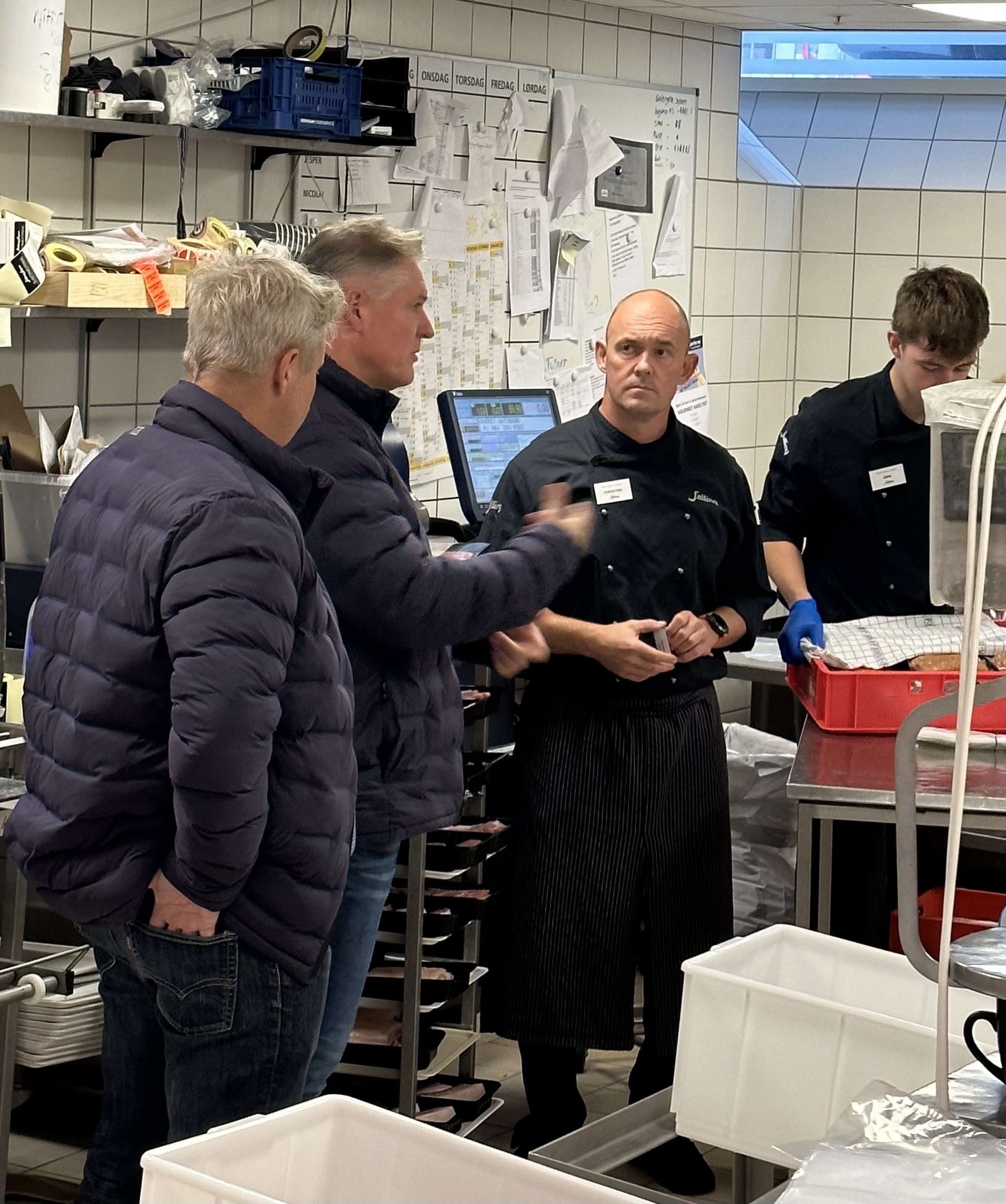 Forbundssekretær Per Hansen får en god snak om uddannelserne hos Salling i Århus