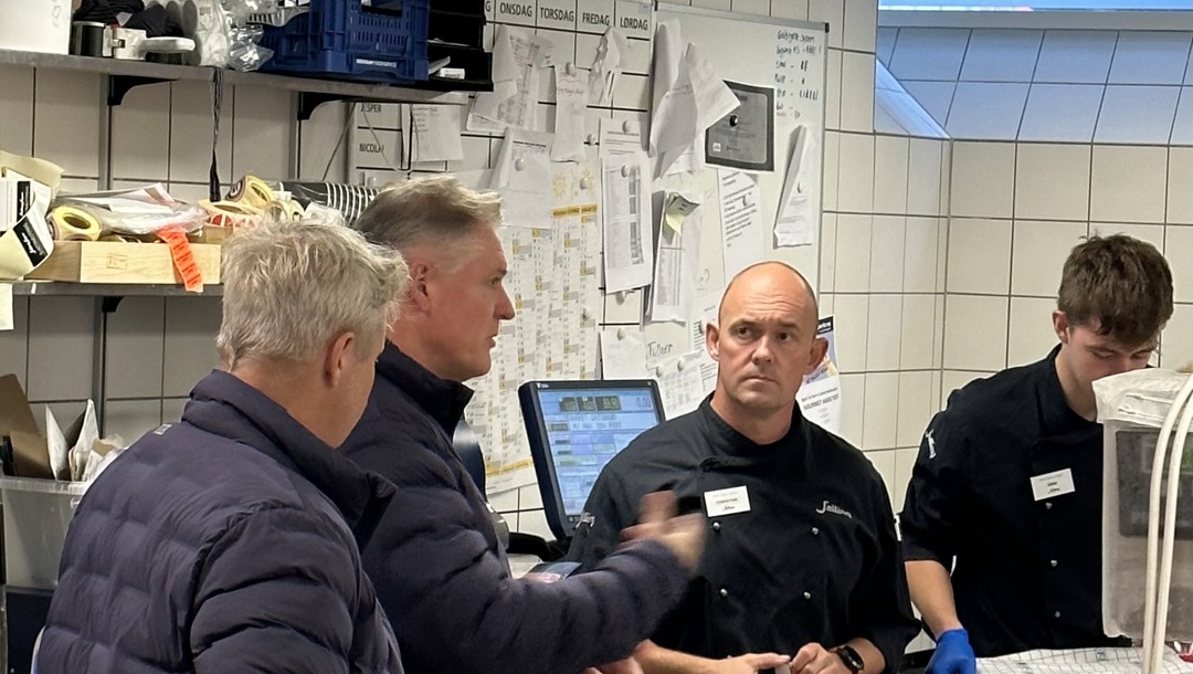 Forbundssekretær Per Hansen får en god snak om uddannelserne hos Salling i Århus