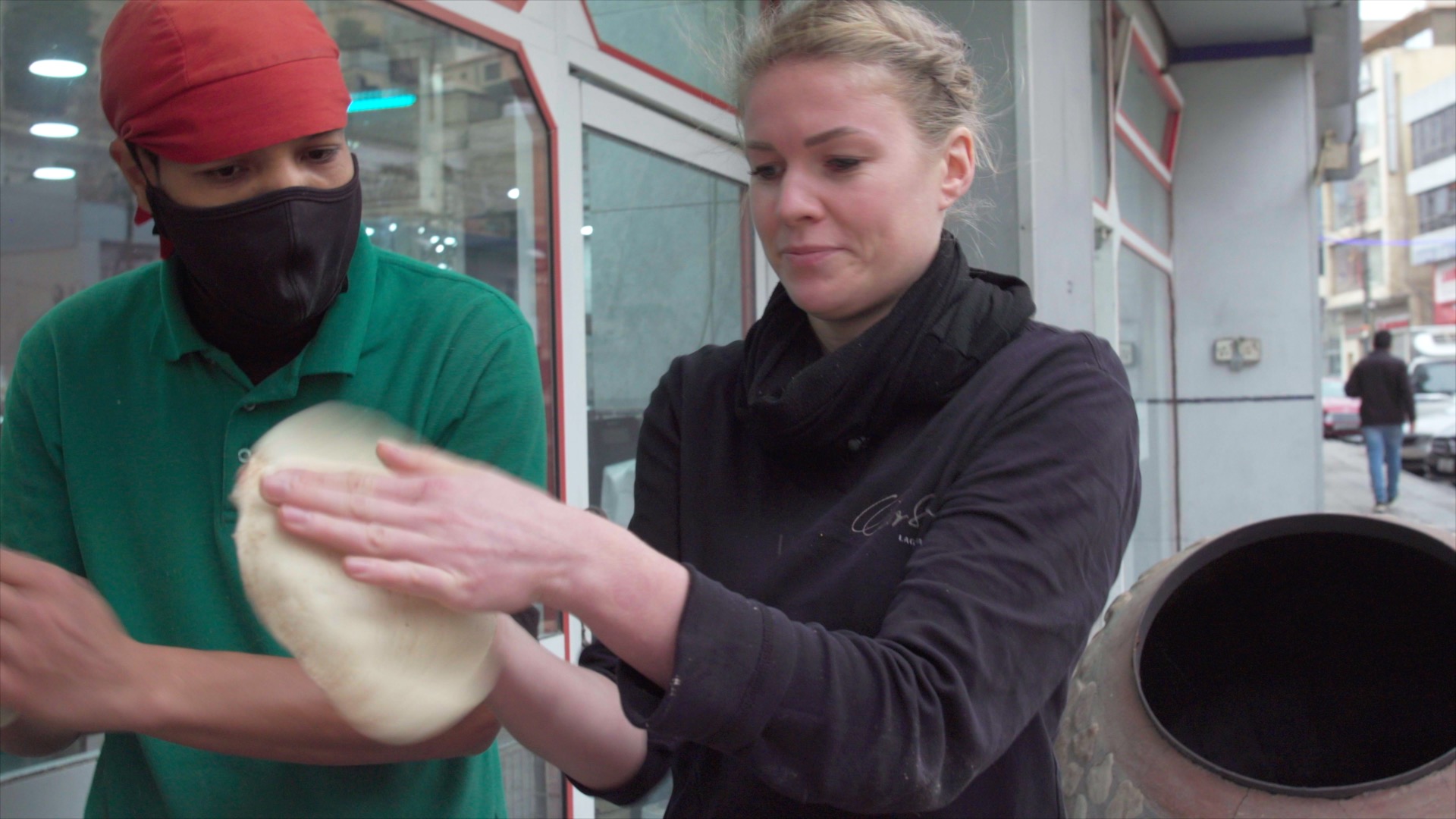 Under opholdet i Jordan var Cecilie rundt og besøge forskellige typer af bagerier. Her kom hun forbi en fladsbrødsbager på gaden. Han blev betalt pr. brød og kunne bage omkring 1500 stk. på en 12-timers arbejdsdag. Cecilie fik selvfølgelig også lov til at prøve at gøre ham kunsten efter – med blandet succes.