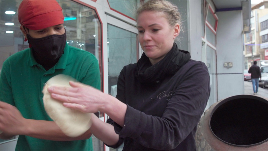 Under opholdet i Jordan var Cecilie rundt og besøge forskellige typer af bagerier. Her kom hun forbi en fladsbrødsbager på gaden. Han blev betalt pr. brød og kunne bage omkring 1500 stk. på en 12-timers arbejdsdag. Cecilie fik selvfølgelig også lov til at prøve at gøre ham kunsten efter – med blandet succes.