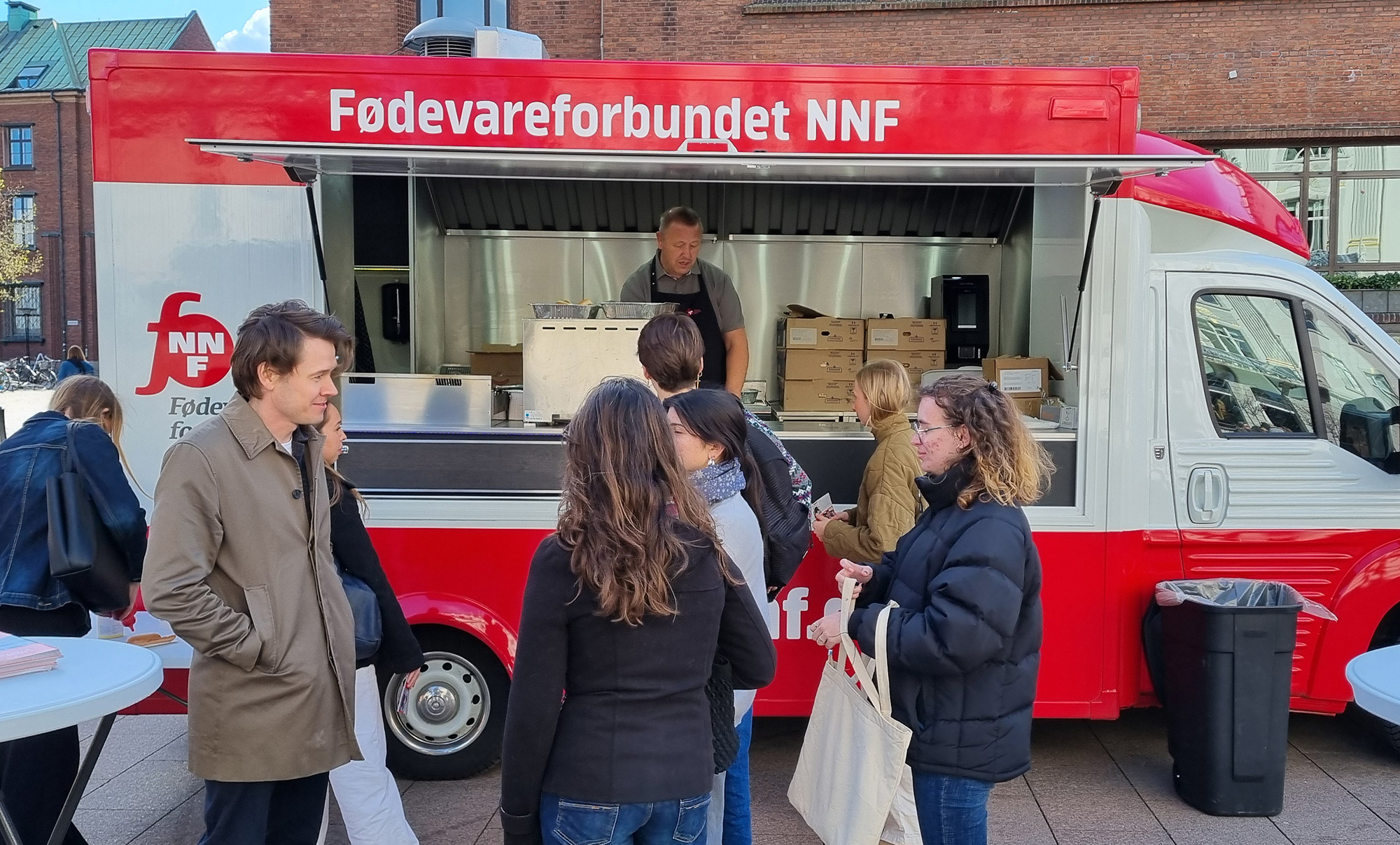 Fødevareforbundet NNF støtter Niels Fuglsangs kamp mod de lange dyretransporter og delte derfor pølser ud på Store Torv i Aarhus sammen med politikeren den 16. april.