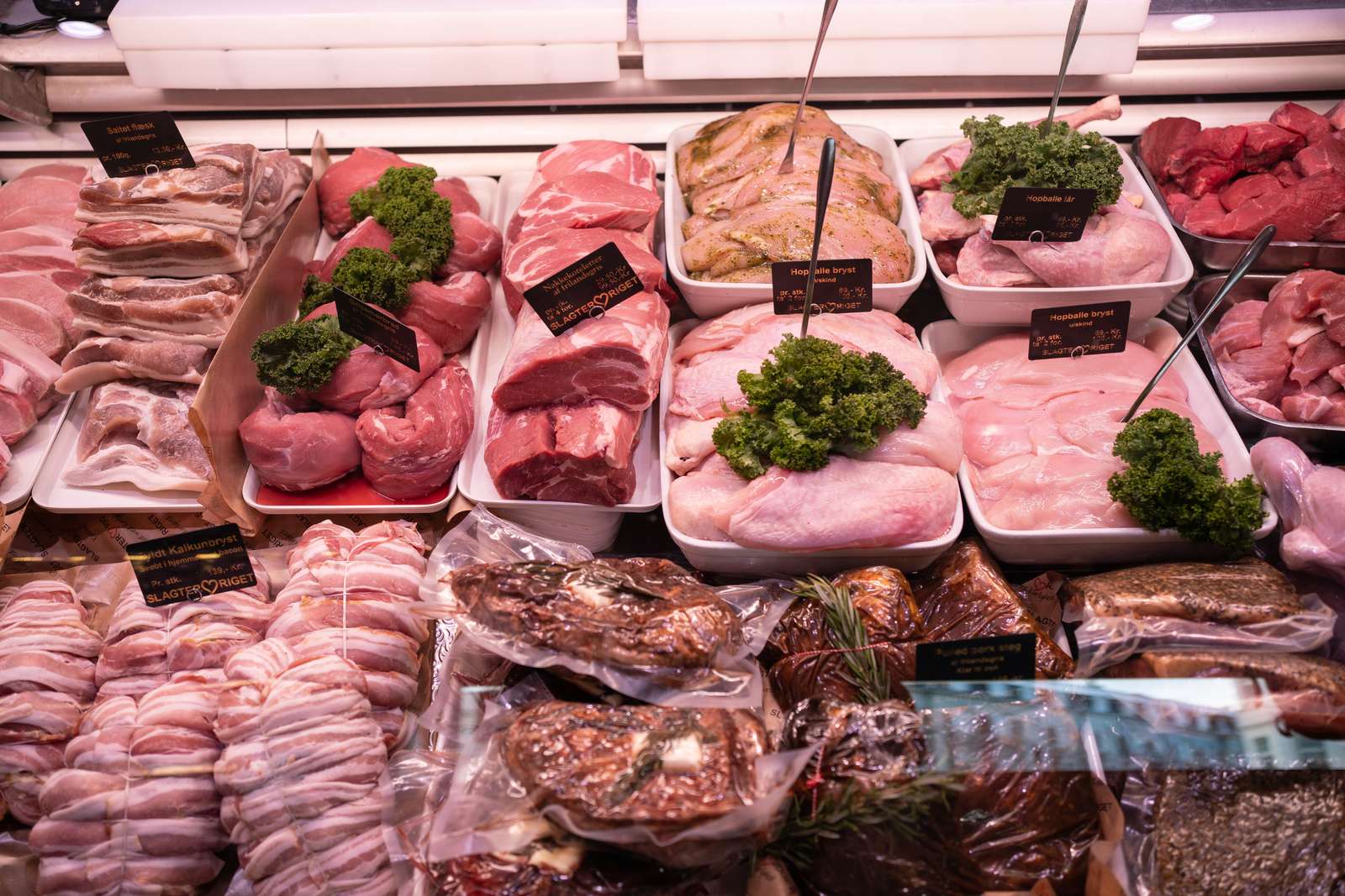 Som i enhver moderne slagterbutik langer Slagter-Riget mange slags varer over disken: Kødudskæringer, pålæg, smørrebrød, færdige retter og meget mere.