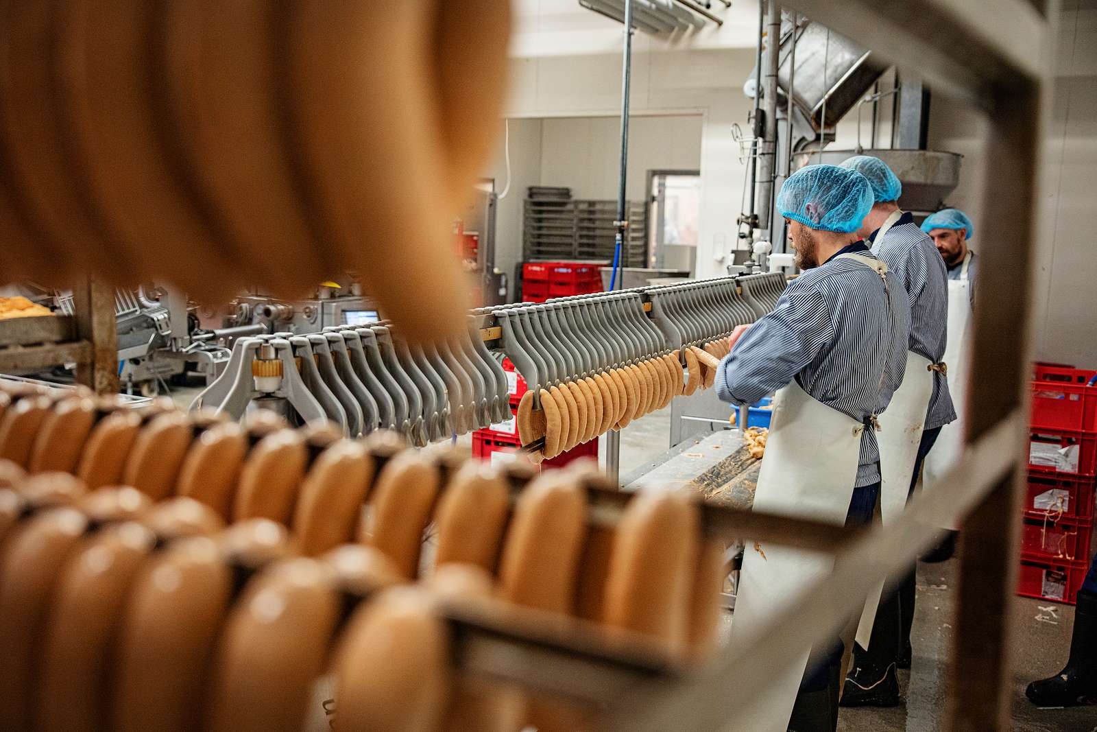 Herregårdspølser, ringriderpølser, og kyllingepølser. Forbrugerne vil have noget at vælge imellem, og i dag skal medarbejderne hos Slagter Theilgaard producere otte forskellige slags pølser. Nogle af varianterne – som den med chorizo og cheddar – kan udelukkende fås i en af virksomhedens egne seks butikker.