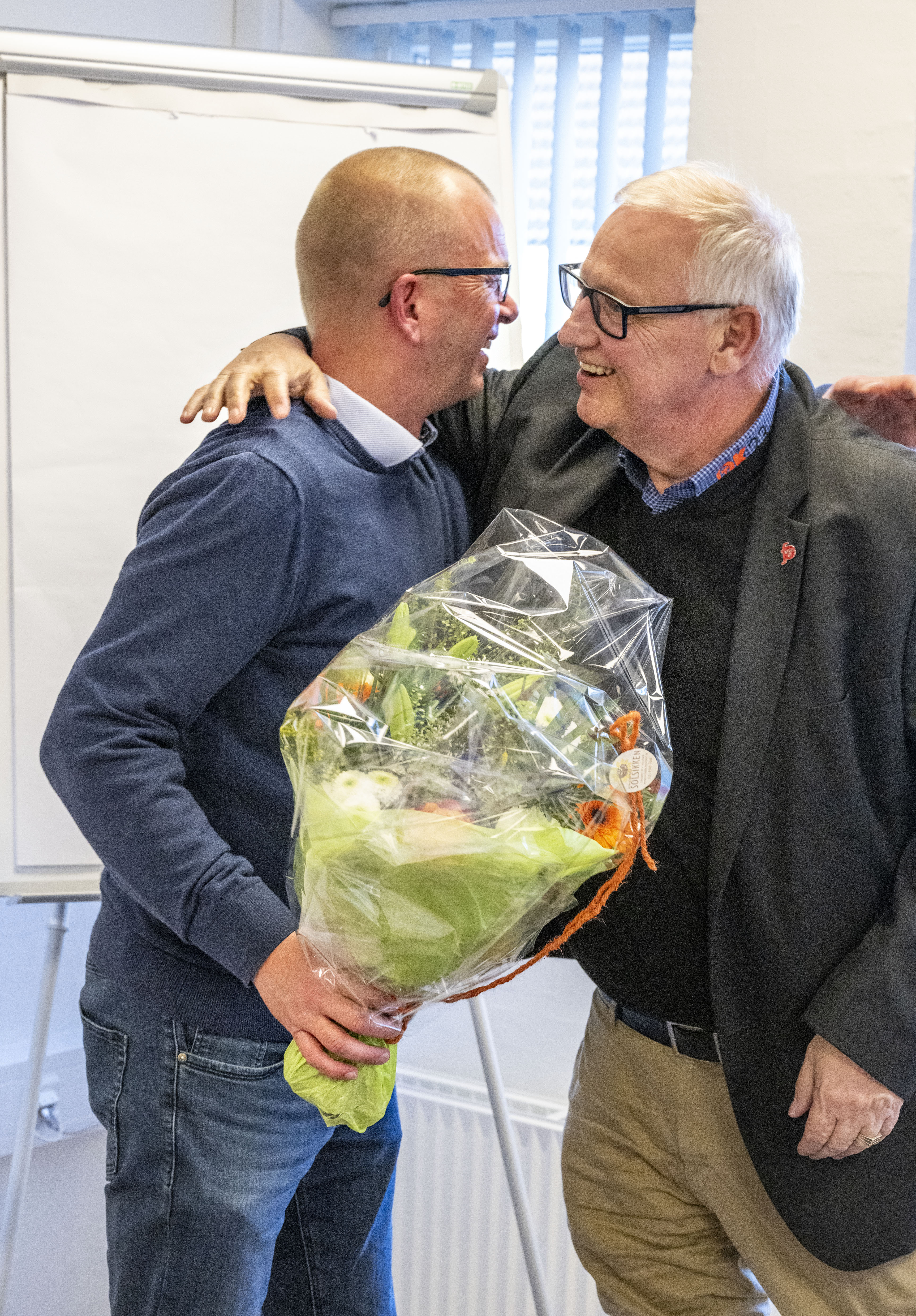 Forbundsformand Ole Wehlast lykønsker den nye formand Allan Kristensen