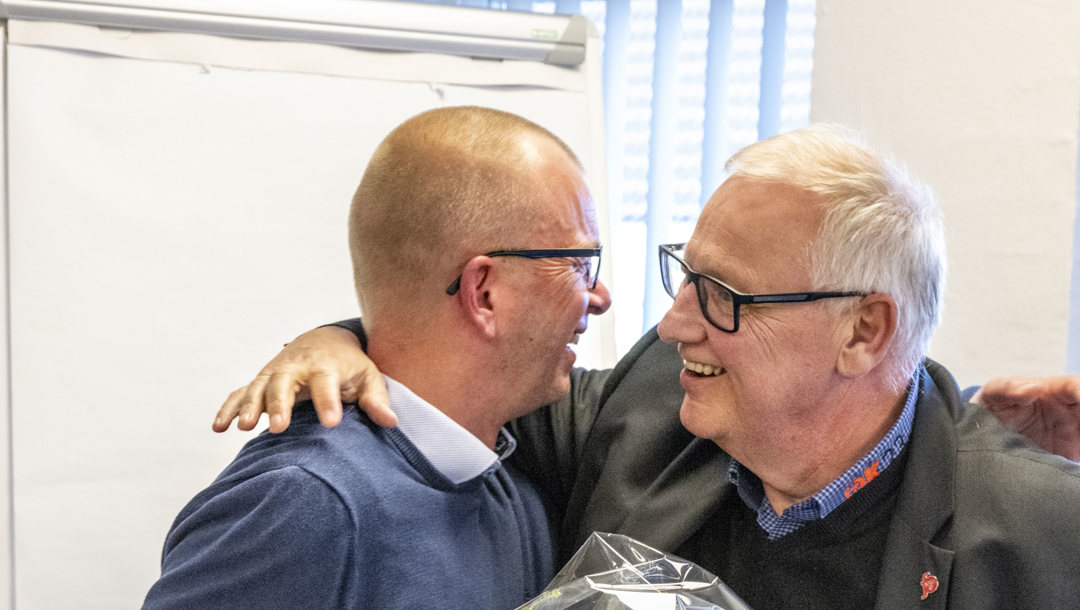 Forbundsformand Ole Wehlast lykønsker den nye formand Allan Kristensen