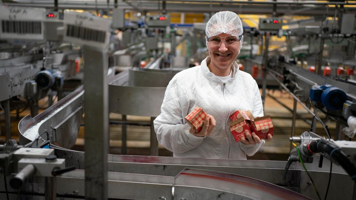 På tapperiet hældes fløden, som ikke bruges i produktionen, over på de velkendte kartoner. Anastasia Karpova er først for nylig startet op arbejdspladsen, så hun synes, det gælder om at have tungen lige i munden, når hun kontrollerer, at maskinen kører, som den skal. Hun sørger for at kartonerne er tætte, datoen passer og sidder som den skal, og at vægten passer med det, der står på emballagen.