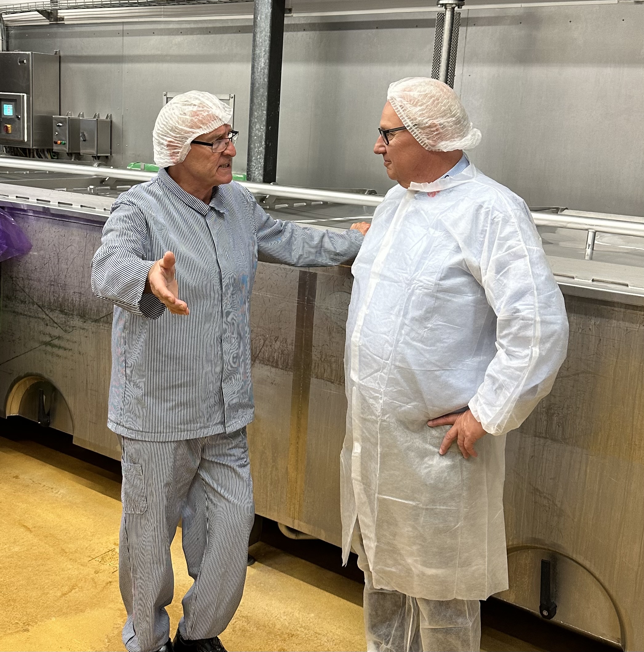 Forbundsformand Ole Wehlast fik sig en rigtig fin snak med et medlem på suppefabrikken DC Foods Mou
