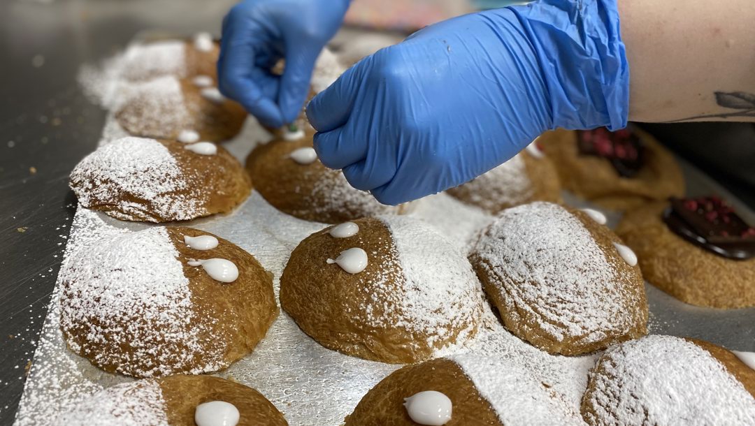 Inden bollerne er klar til at blive serveret i butikken, pyntes de med forskellig slags glasur, chokolade og krymmel.