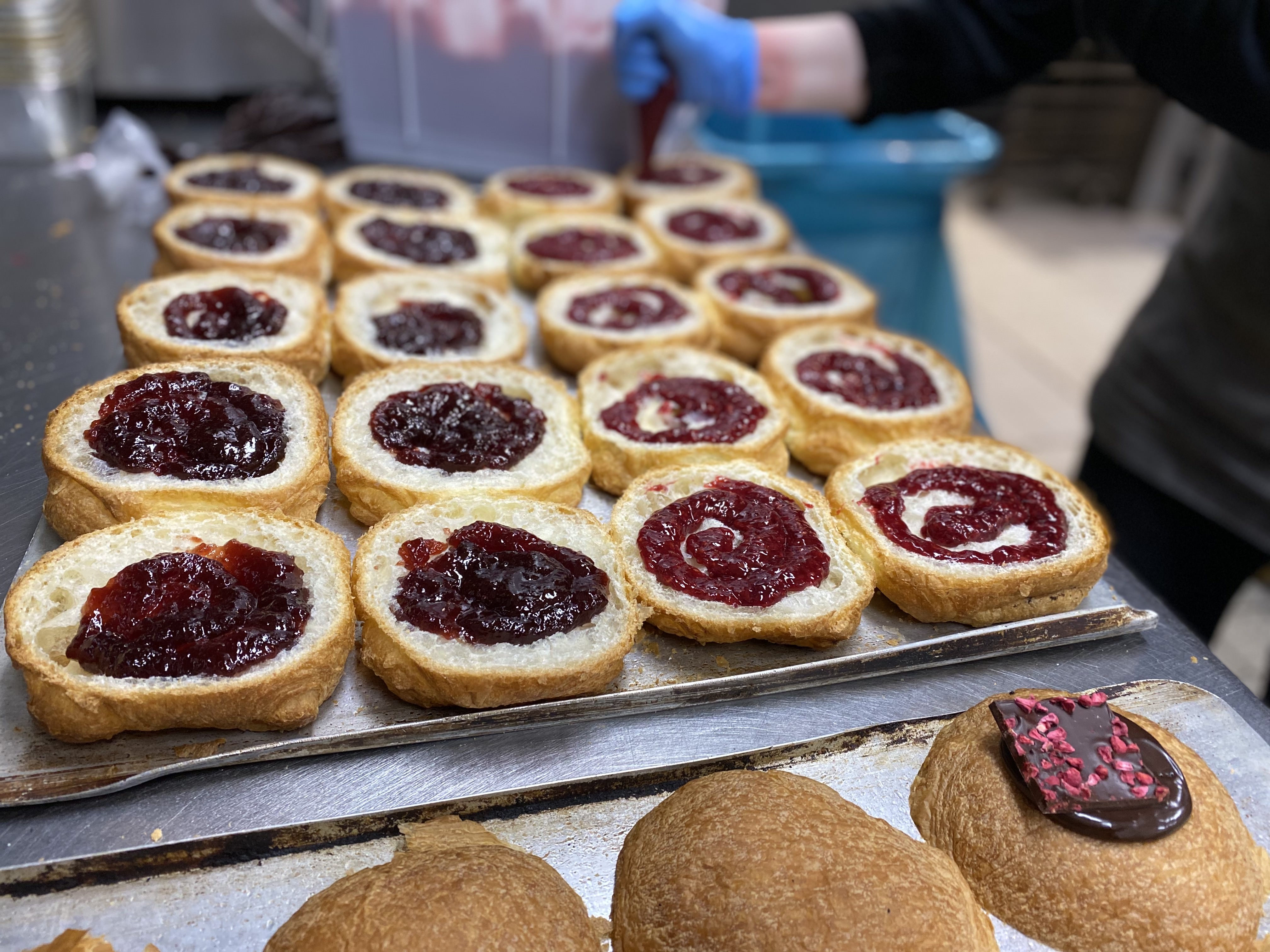Når bager Mia Vestergaard Hansen laver flødeskums-fastelavnsbollerne fyldes den nederste del af bollen med topping. Hos Pompei kan man vælge mellem 6 varianter: Æble og makron, nougat, svesker, jordbærmarmelade og jordbærfromage og endelig den helt traditionelle med udelukkende creme og flødeskum. 