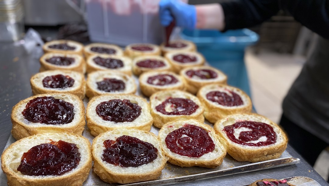 Når bager Mia Vestergaard Hansen laver flødeskums-fastelavnsbollerne fyldes den nederste del af bollen med topping. Hos Pompei kan man vælge mellem 6 varianter: Æble og makron, nougat, svesker, jordbærmarmelade og jordbærfromage og endelig den helt traditionelle med udelukkende creme og flødeskum. 