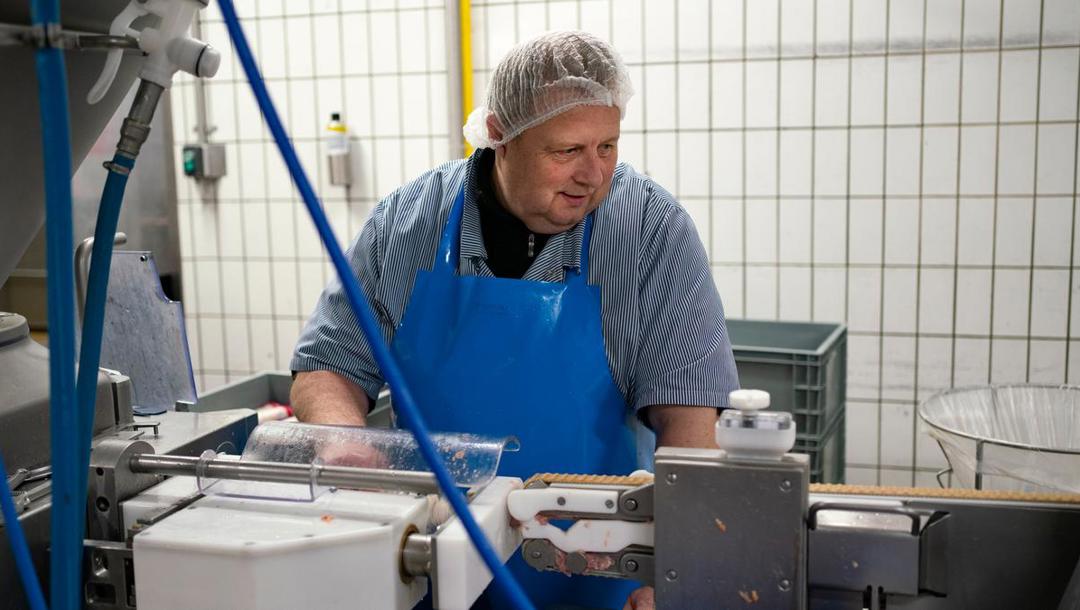 Inge-medister i massevis. Det er især cateringfirmaerne, der bestiller mange til sæsonens julefrokoster. Hugo Conradsen sørger for, at der konstant er tarm på maskinen, og at den ikke springer.