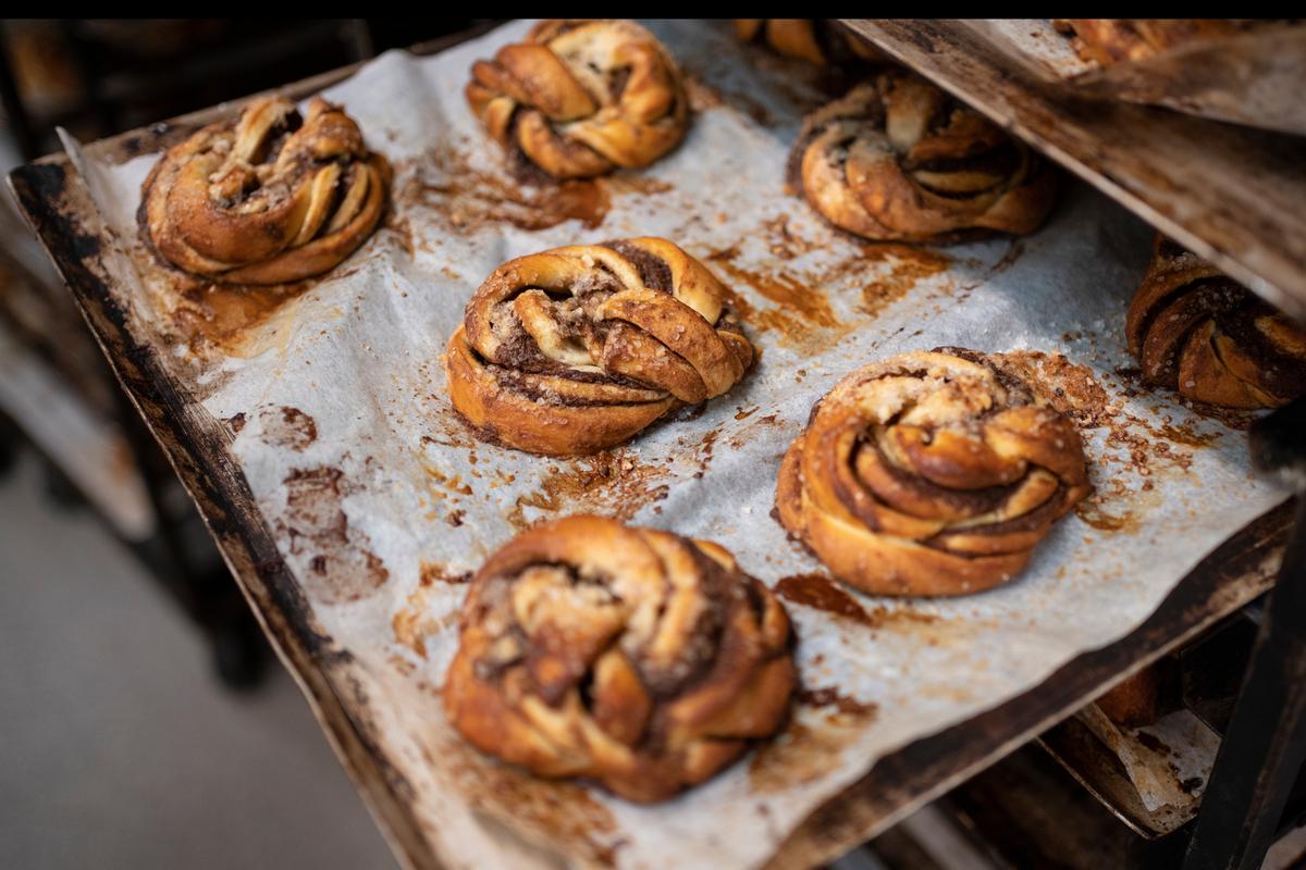 Formiddagens omgang kanelsnurrer er bagt. Nu er de klar til at blive pakket på fabrikkens pakkeri og sendt afsted til butikkerne. 