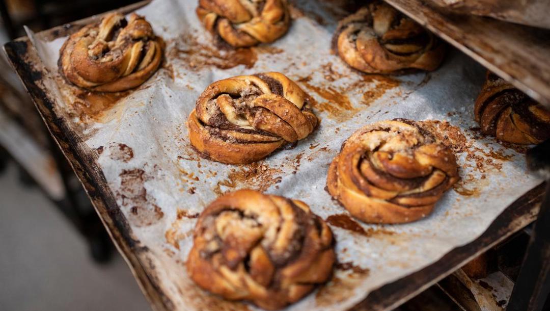 Formiddagens omgang kanelsnurrer er bagt. Nu er de klar til at blive pakket på fabrikkens pakkeri og sendt afsted til butikkerne. 