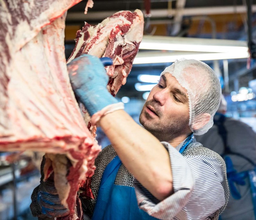 Dedikeret slagteriarbejder i gang dagens arbejde.