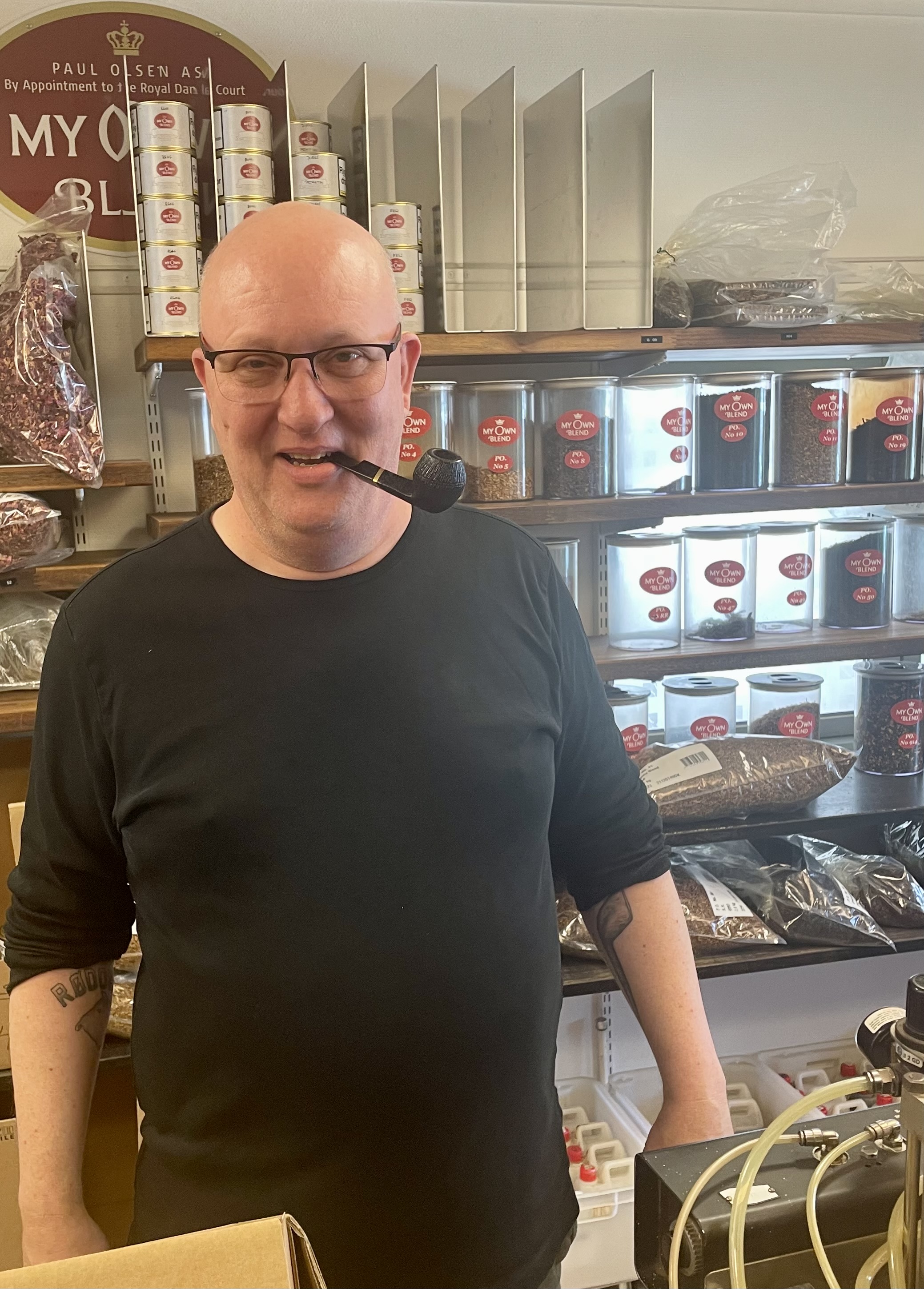 Lasse fra STG Assens blander pibetobak i hånden til udvalgte kunder i hele Danmark