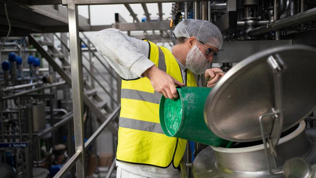 Når mejerist Nicolai Svarre skal lave risalamanden, finder han de helt store måleenheder frem. 80 liter fløde blandes med 170 kilo sukker og 2.500 liter mælk. Så blander han vanilje, stabilisator og et skvæt, i dette tilfælde 3,8 kilo, salt i portionen. Inden varmebehandling tilføres ris og mandler, og til sidst piskes flødeskummen i. Risalamanden bliver tappet på bægre med eller uden kirsebærsovs.  