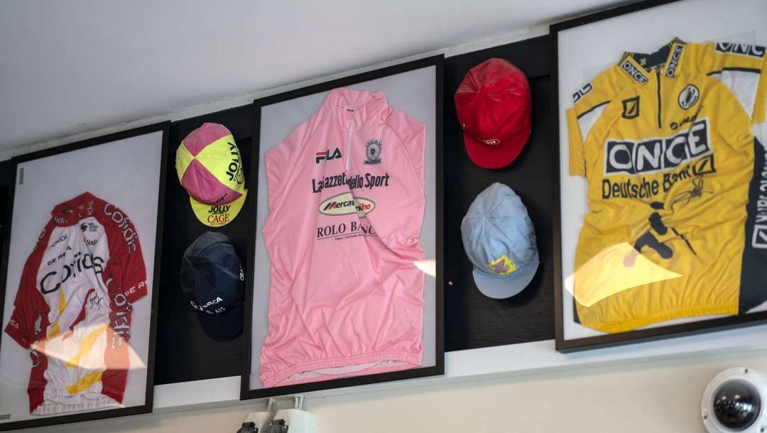 Udsmykningen i butikken efterlader ingen tvivl om, at her holder en cykelfan til.