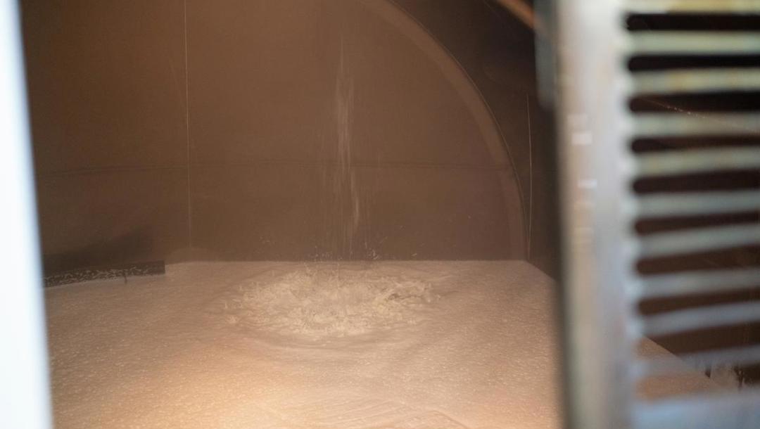 Processen, hvor mælken bliver til ost, sker i en af de seks ostetanke. Efter løben er tilsat, koagulerer mælken, og ostningsprocessen går i gang. Mejeristerne overvåger, at processen forløber som planlagt.