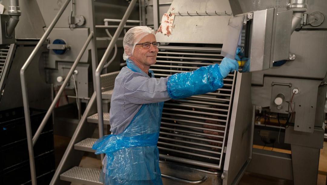 Henning Larsen er i gang med at finde ud af hvilke krydderier, der skal i medisteren. Butikkerne har hver deres opskrift i håbet om at vinde pladsen som forbrugernes favorit. 