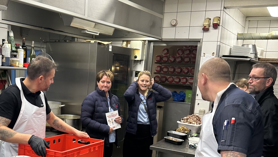 Der var fuld gang i produktionen, da Slagte Riget i Århus fik besøg af OK-bussen  