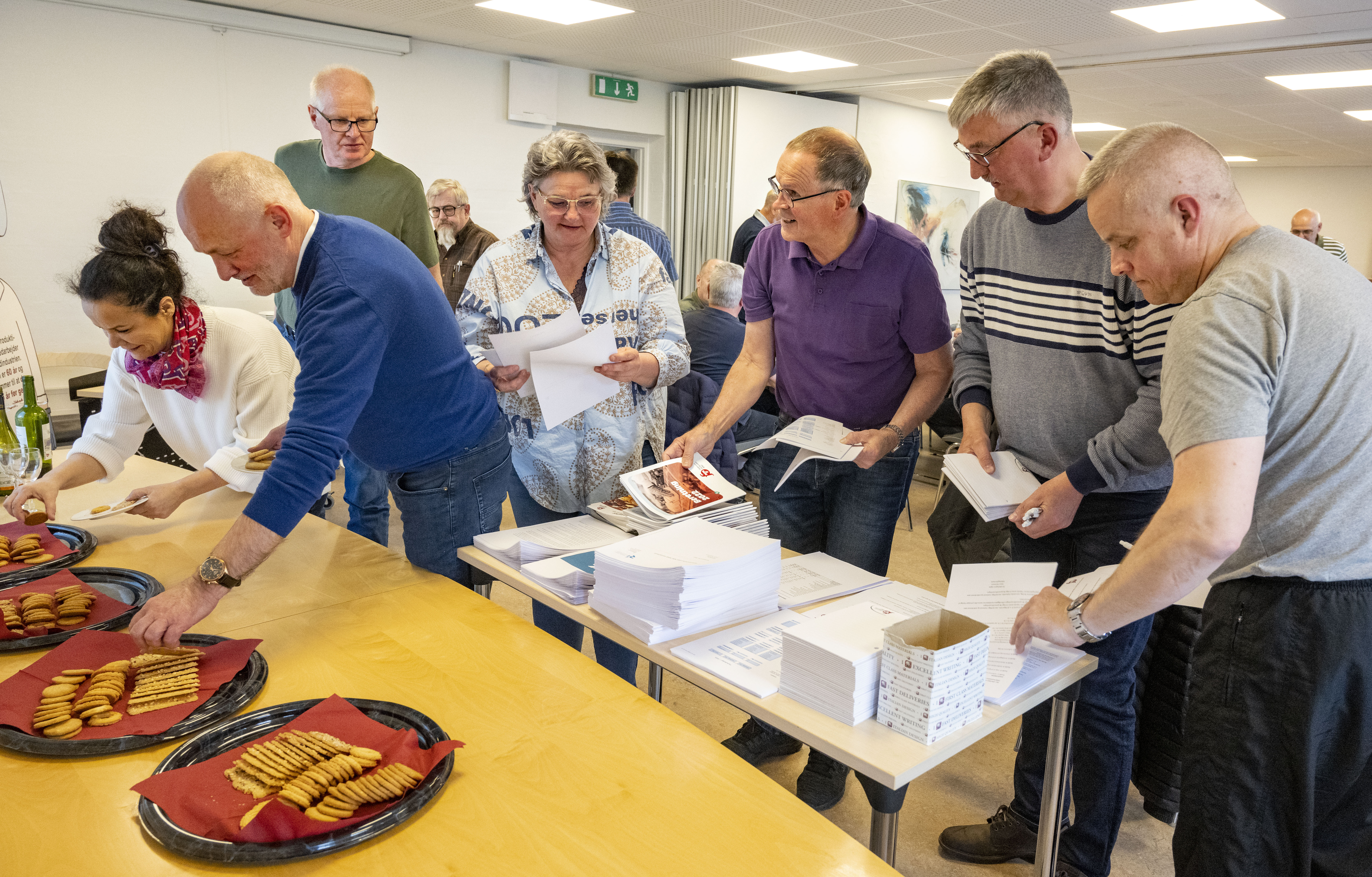 Relevante papirer lå sammen med småkagerne. I øvrigt blev deltagerne i generalforsamlingen trakteret med gammeldags oksesteg