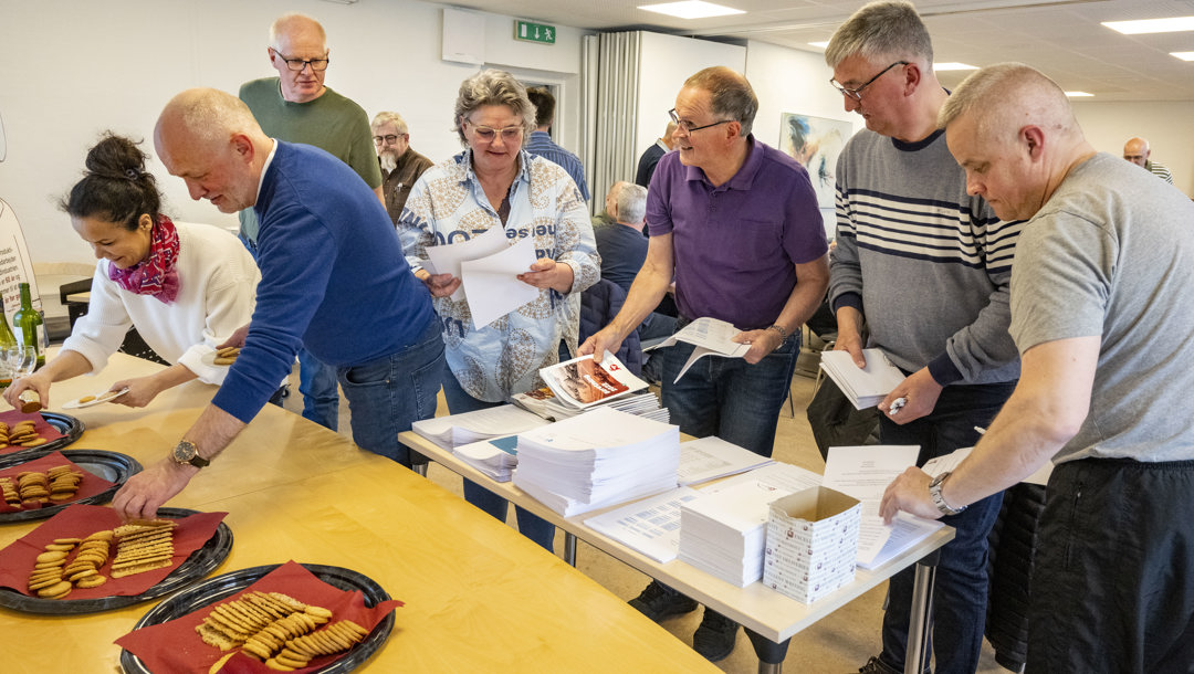 Relevante papirer lå sammen med småkagerne. I øvrigt blev deltagerne i generalforsamlingen trakteret med gammeldags oksesteg