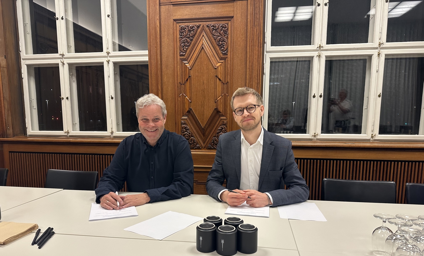 Jim Jensen, Fødevareforbundet NNF, og Martin Svendsen, Dansk Erhverv, er klar til at underskrive Håndværksbageroverenskomsten