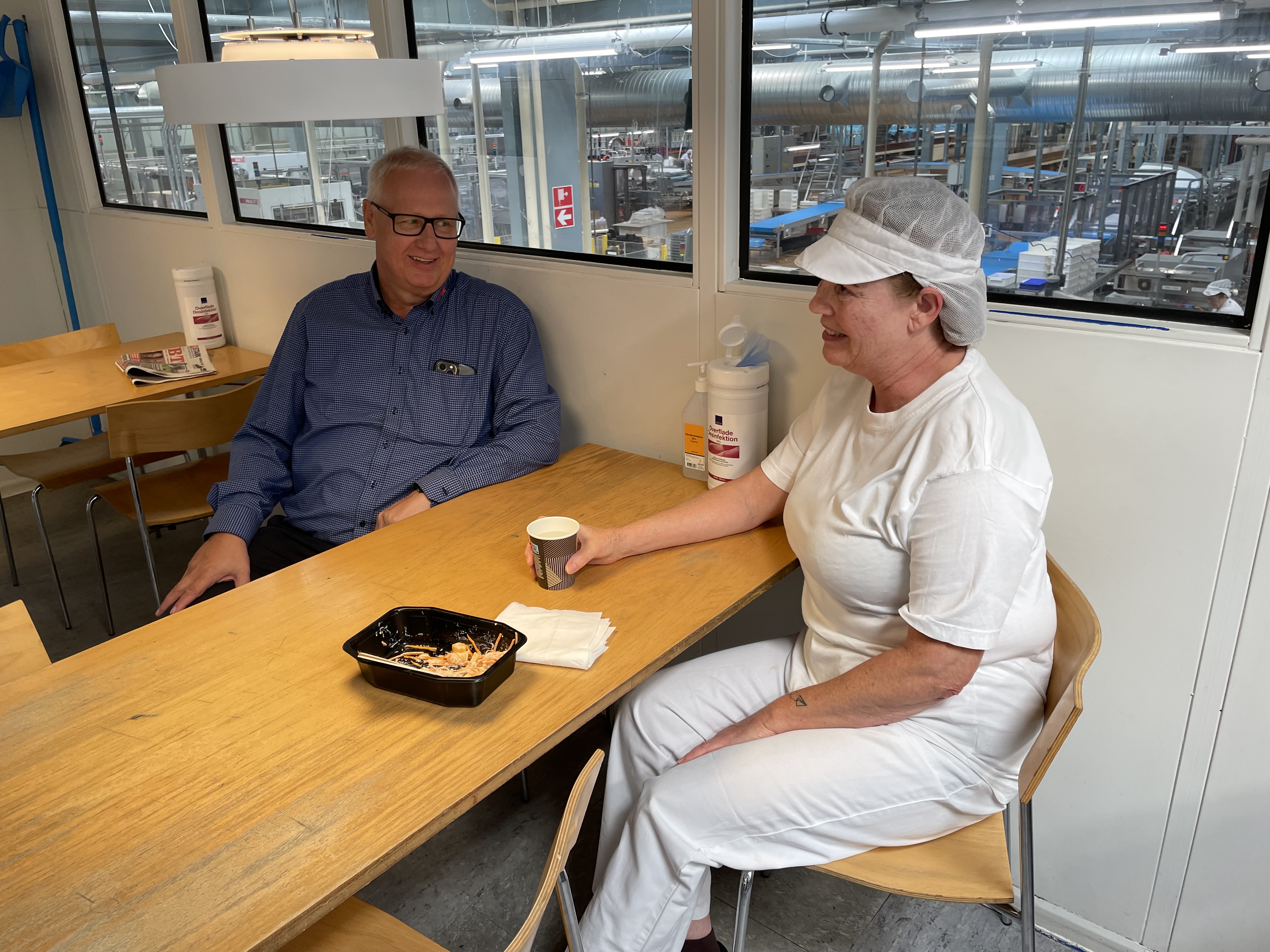 Forbundsformand Ole Wehlast får en fin snak med et medlem på Toms chokoladefabrik i Ballerup