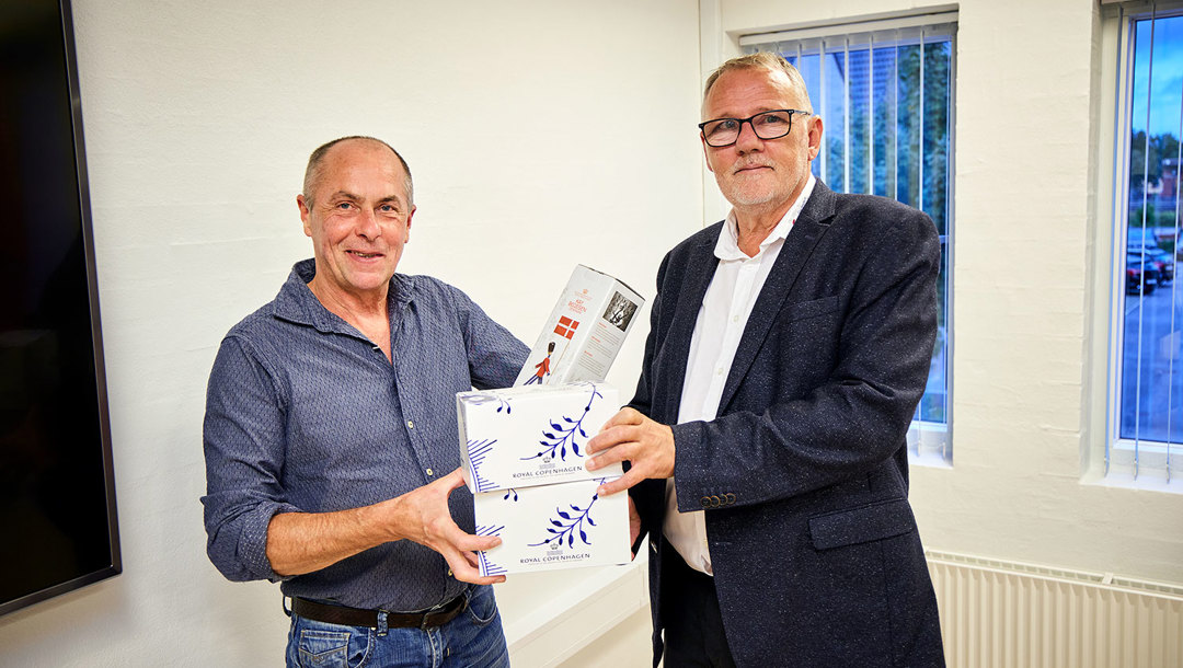 Flemming Busk Knudsen (th) lykønskes med 40 års jubilæet af afdelingsnæstformand Michael Nielsen