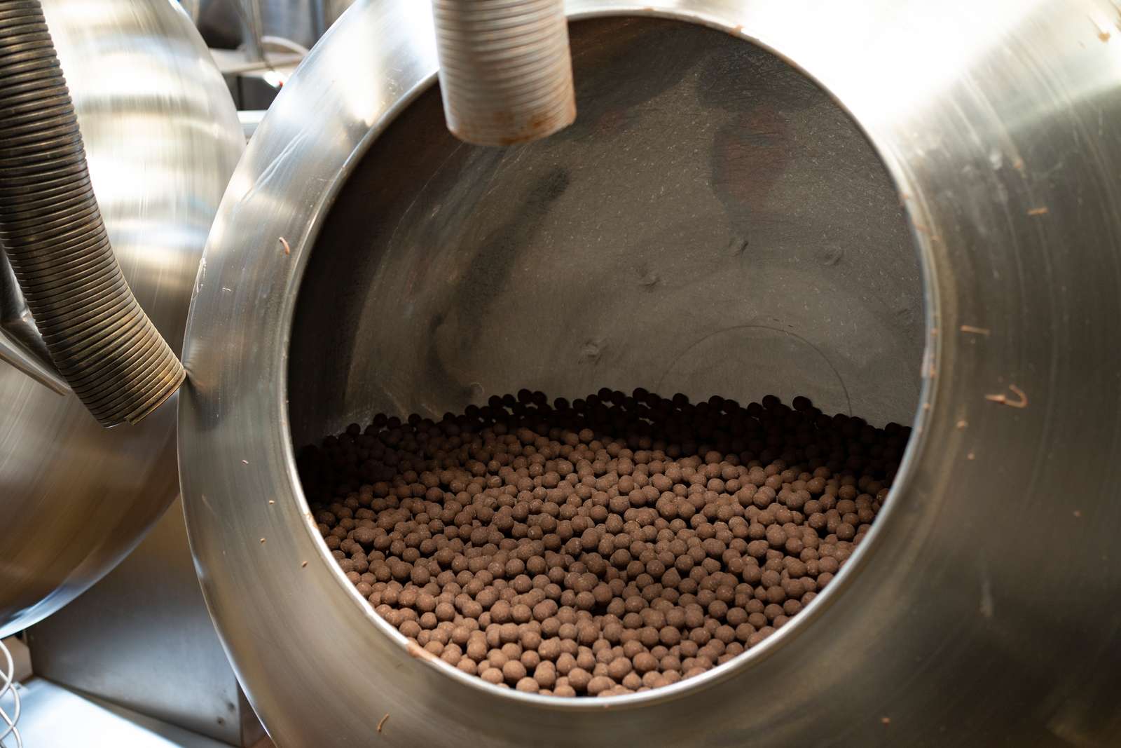 Lakrids-kernerne bliver kørt direkte over til dragé-afdelingen, hvor de drejer rundt i dragékedlerne, imens de udsættes for en teknik, der hedder drypning. I løbet af fire timer får lakrids-kernerne 30 tynde lag chokolade.