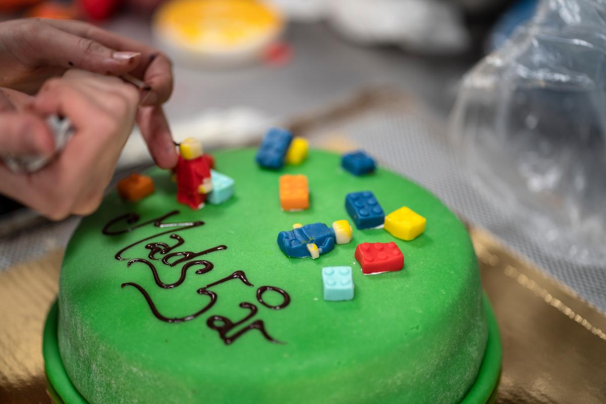På kun 30 minutter har Lizette Pedersen samlet, opsmurt og pyntet LEGO®-kagen. 