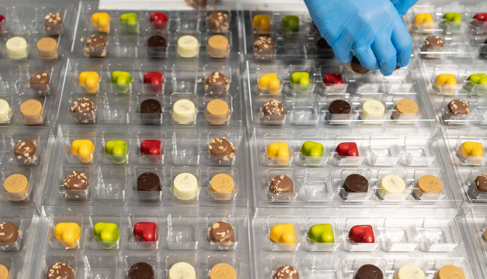 Hvor fyldte chokolader førhen for det meste var med fyld af marcipan, er der sket en udvikling hen mod mange flere forskellige smagsvarianter. Der er også kommet flere farver på chokoladen end tidligere.